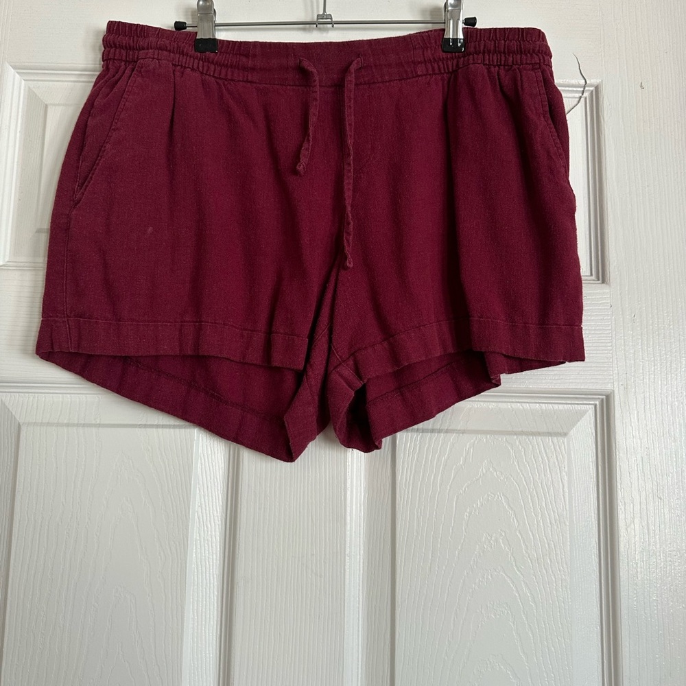 Women’s high-waisted, drawstring linen shorts. 3.5” inseam, size large.